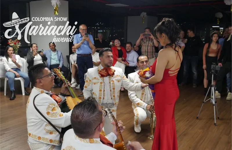Músico mariachi de rodillas cantando serenata romántica de aniversario