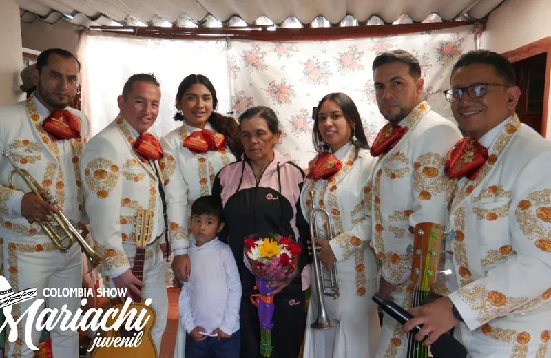 Mariachis cantando serenata de cumpleaños a una mamá en Bogotá