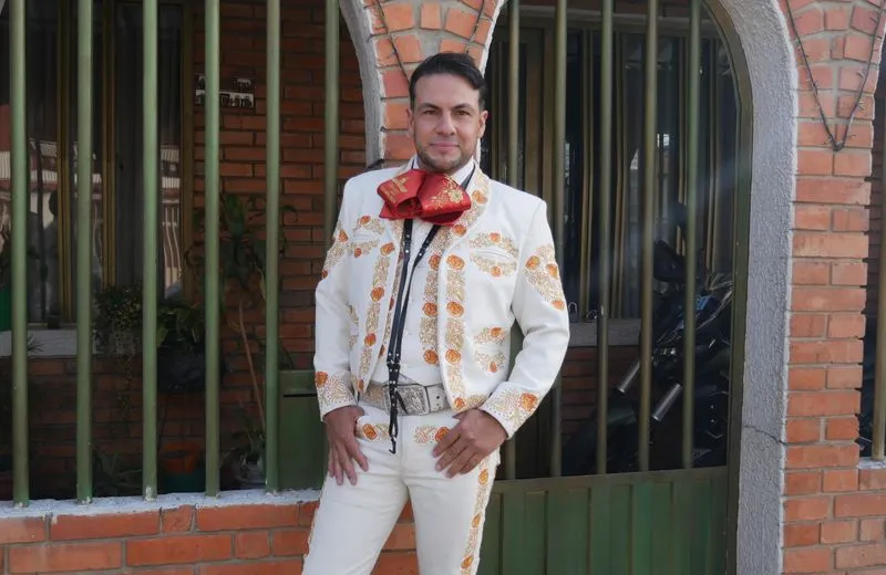 Mariachis presentándose a domicilio para una reunión familiar