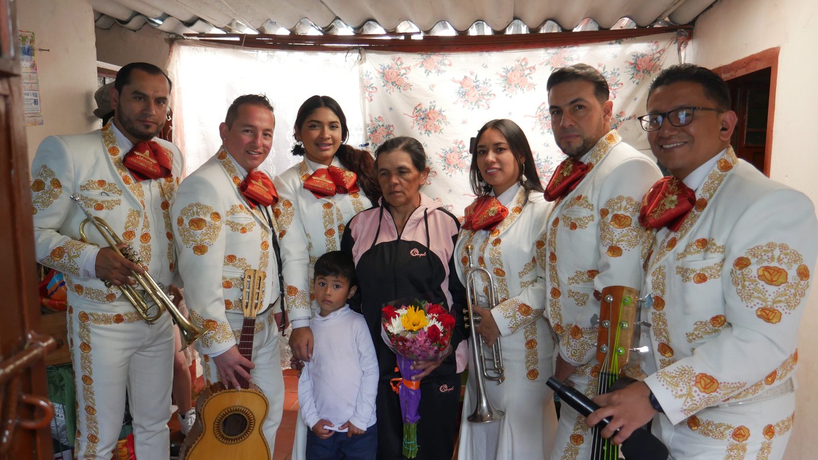 Mariachi acompañando a la señora María y su familia en su casa de Bogotá