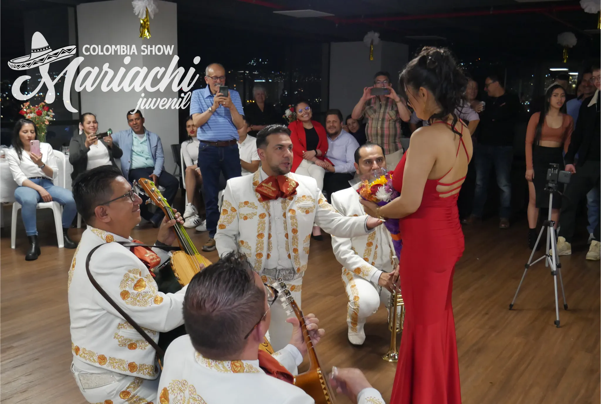 Violinista del mariachi tocando en vivo en un salón de Bogotá