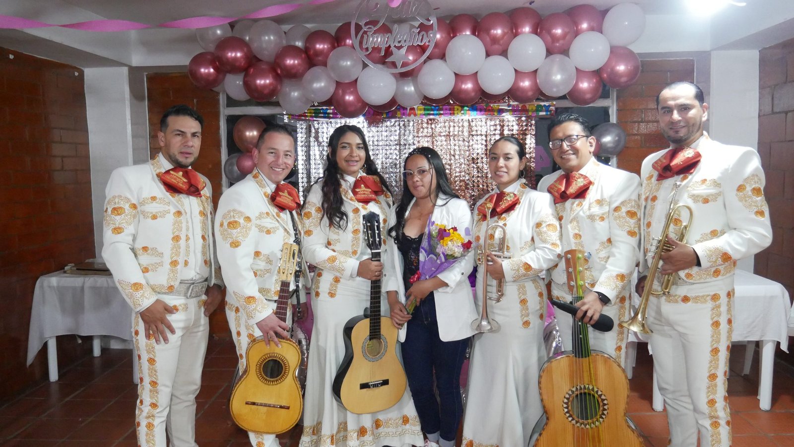 Grupo de mariachi de seis músicos con Leidy en su fiesta de cumpleaños, Bogotá