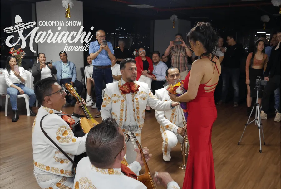 Músico de Mariachi interpretando serenatas virtuales con traje de gala