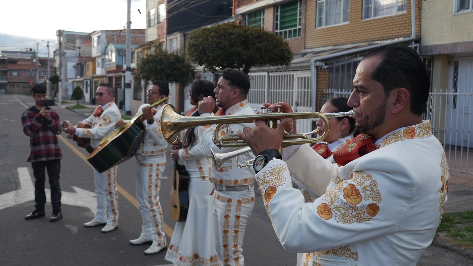 Mariachi tocando las trompetas en la calle de un barrio residencial de Bogotá