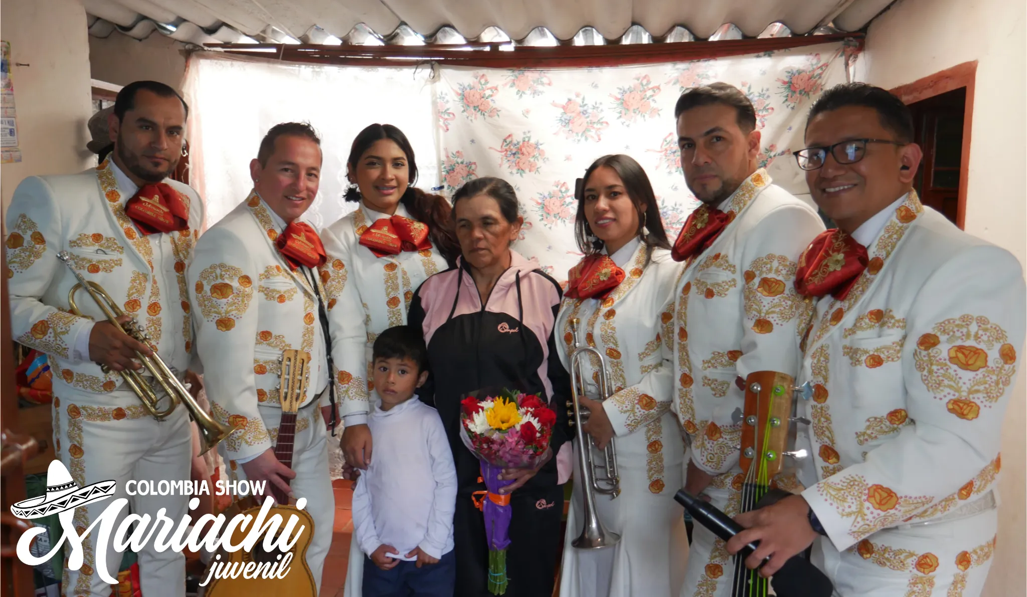 Mariachi de Bogotá tocando música mexicana en vivo en una celebración