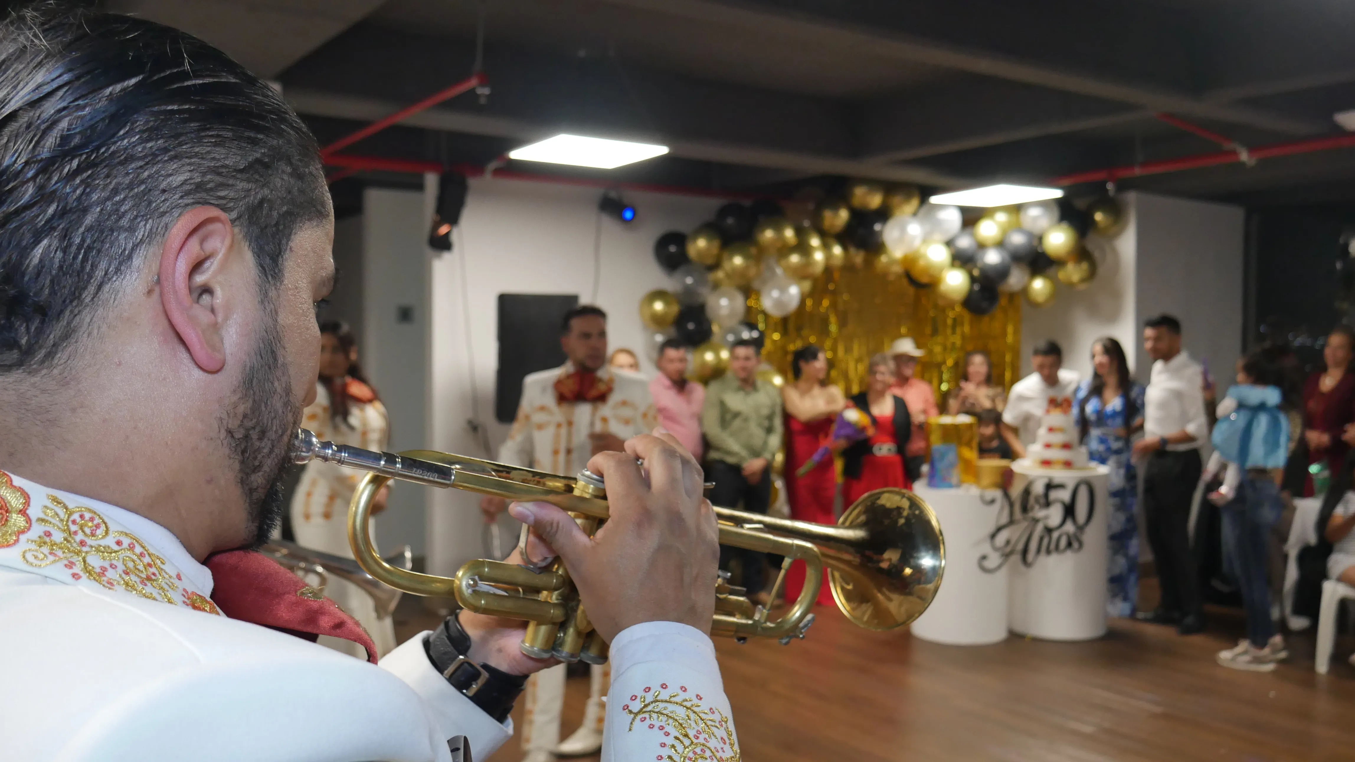 Mariachi completo tocando música en vivo en una celebración en Bogotá