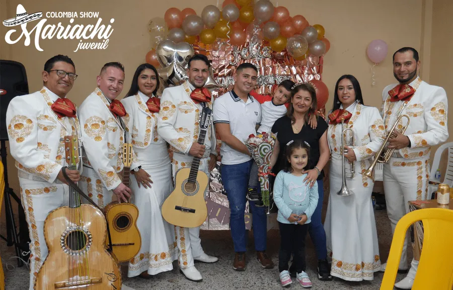 Presentación de mariachis para serenatas online románticas a distancia