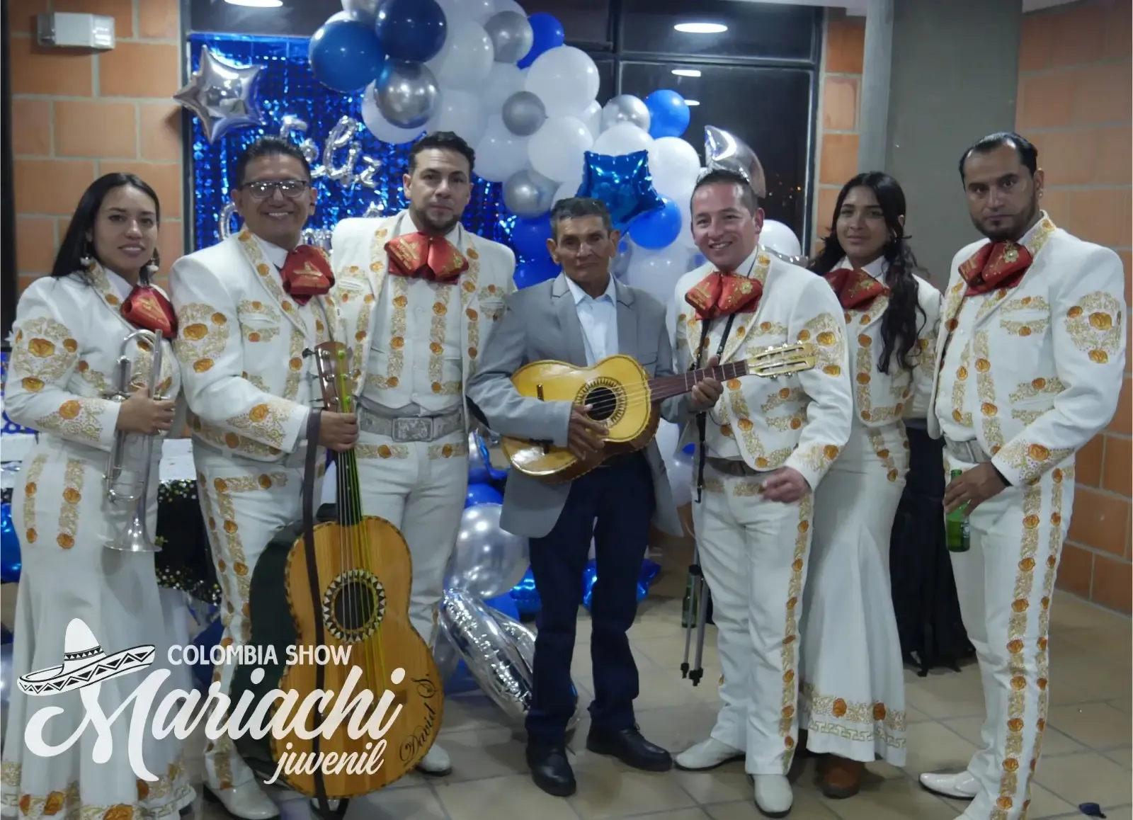 Mariachi de seis integrantes celebrando un cumpleaños entre globos en Bosa