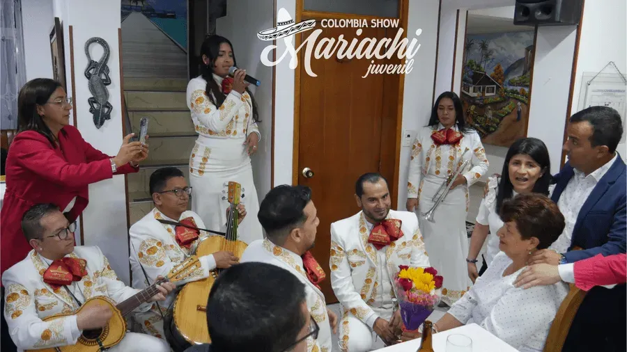 Mariachis de rodillas cantando un homenaje en Bosa