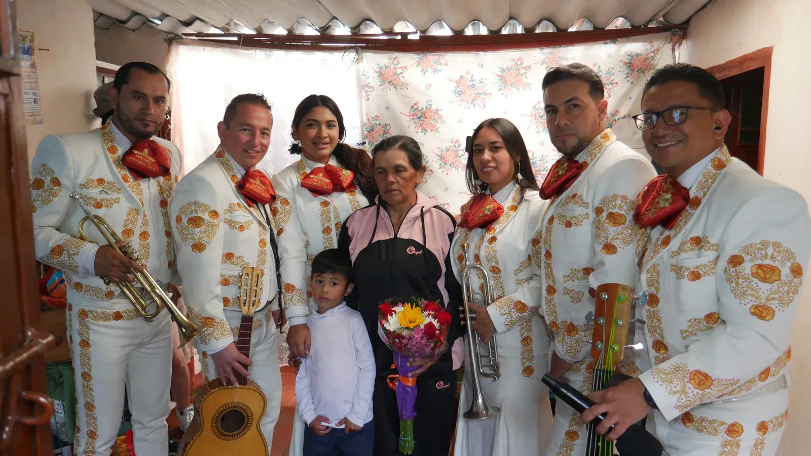 Mariachis en Soacha posando con la familia después de una serenata a domicilio