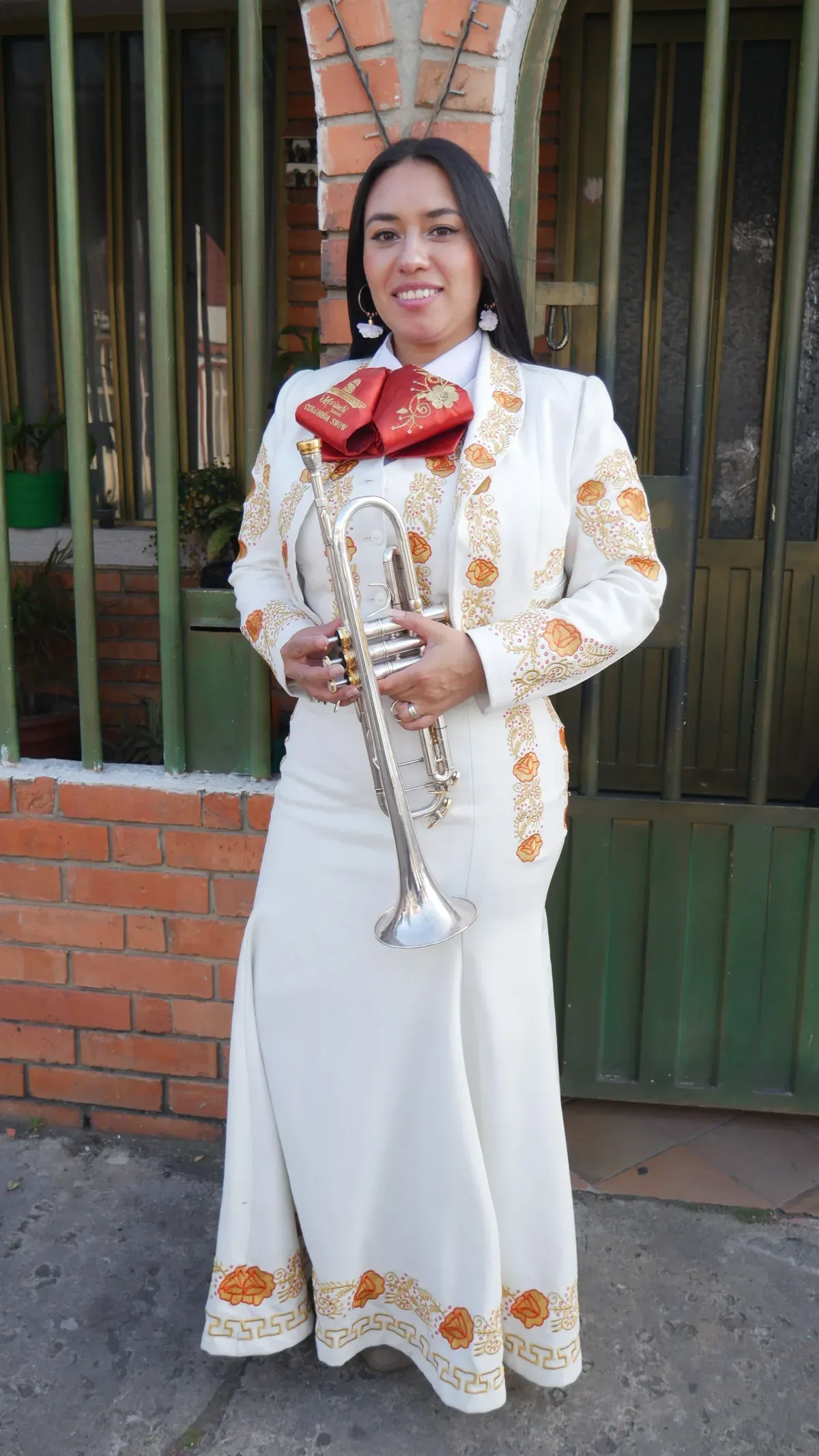 Cantante del mariachi con su trompeta en una calle de Soacha