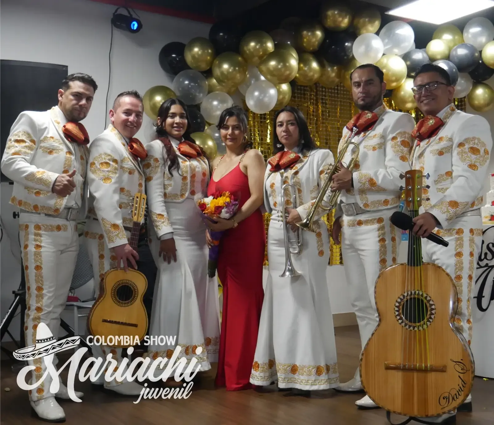 Mariachis en una serenata en un salón del norte de Bogotá
