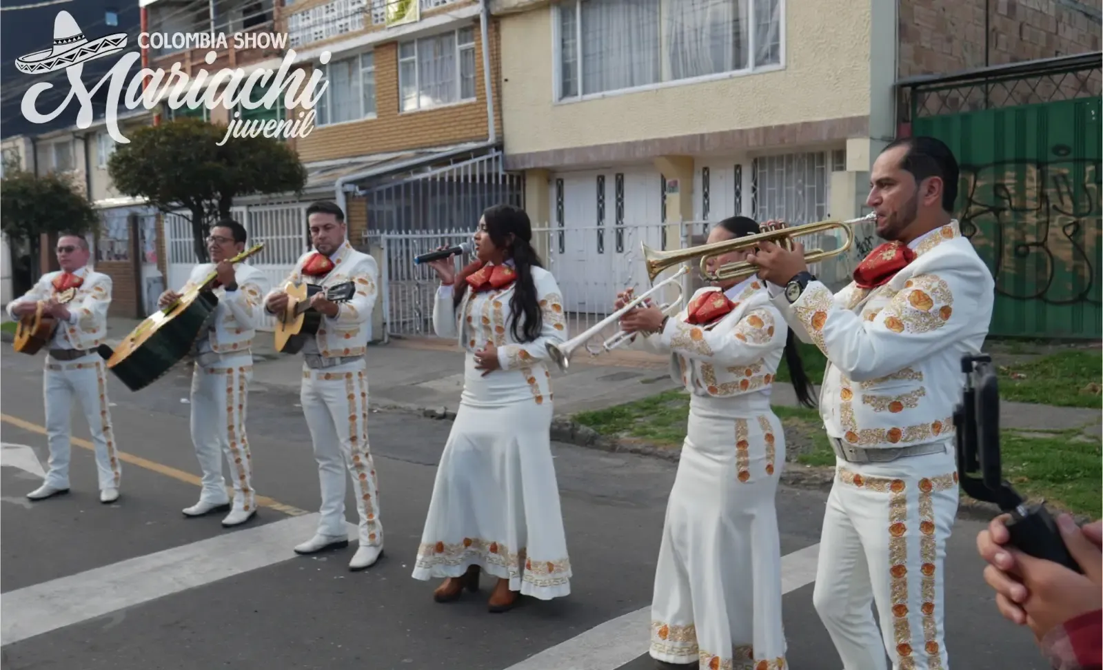 Mariachi cantando una serenata en la calle de un barrio de Bogotá