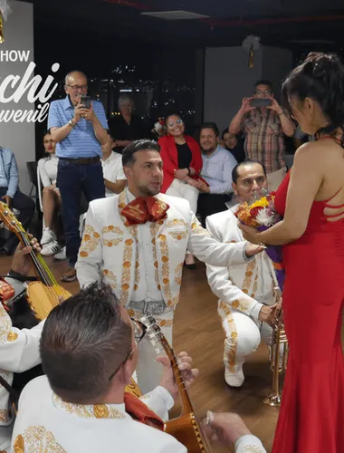 Violinista mariachi profesional uniformado tocando en Bogotá