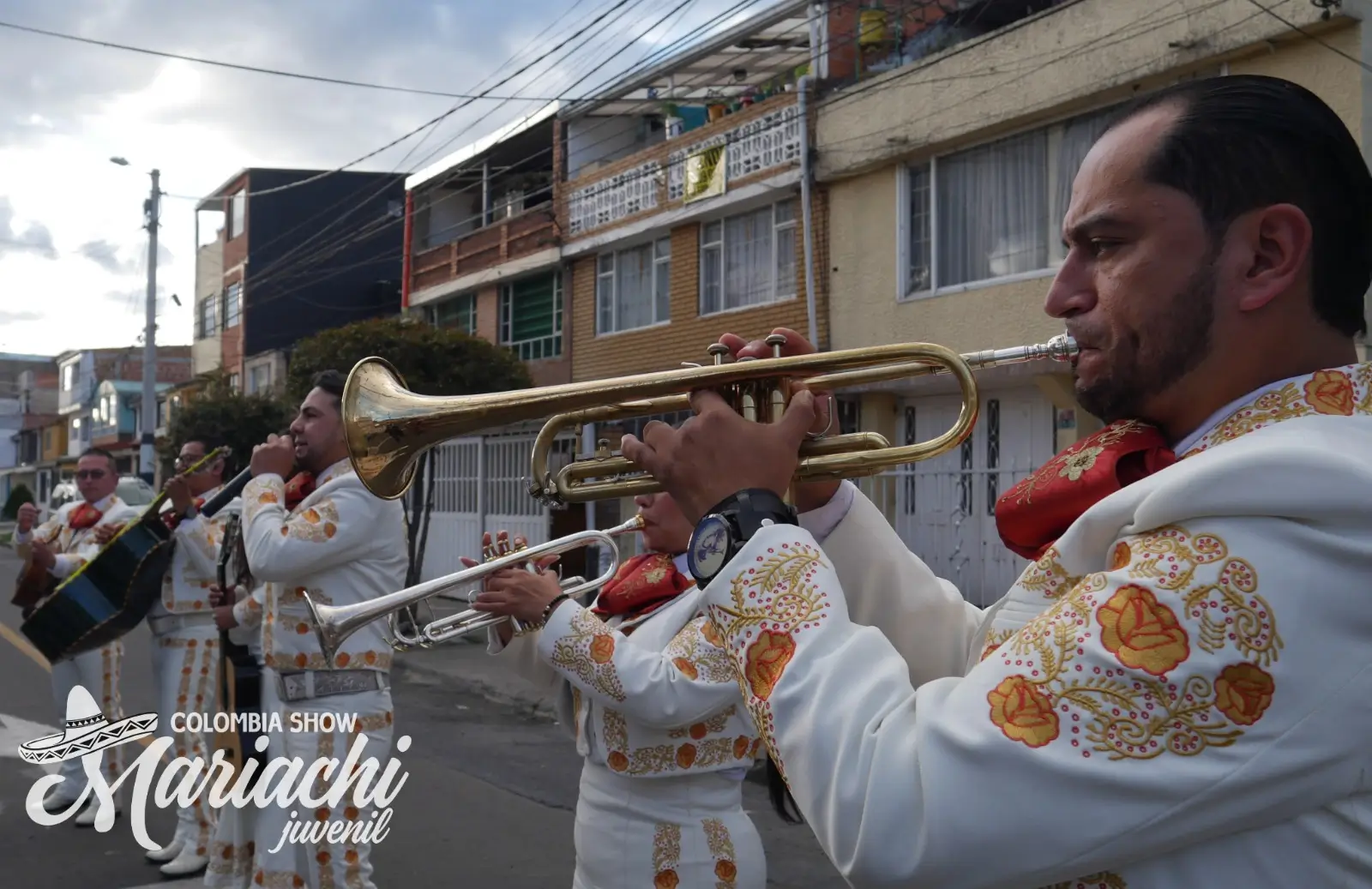 Músico mariachi de rodillas cantando serenata romántica de aniversario